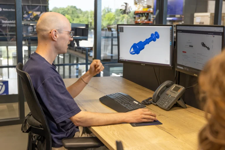 Engineer werkt aan een 3D-model op de CAD-werkplek
